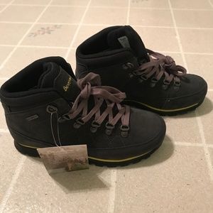 NWT - Bear Paw Size 7